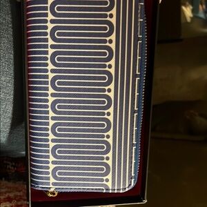 Trina Turk Stylish Blue and White Patterned Wallet large Zip around. NWT/Box